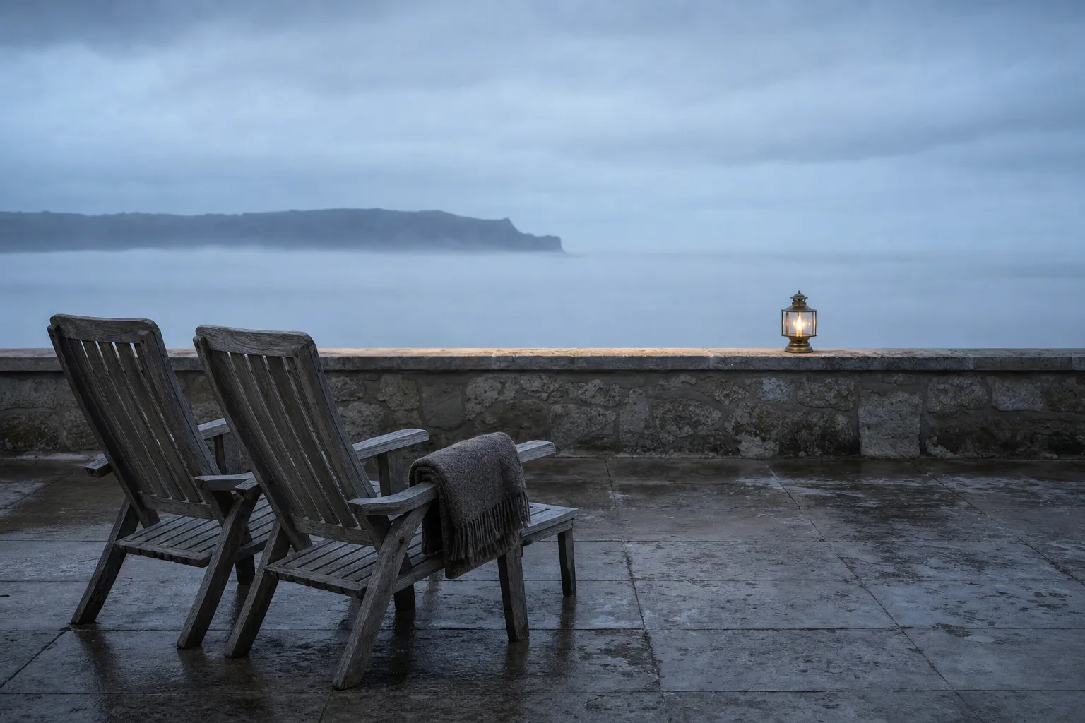 Terraza de un hotel al amanecer, con las mesas todavía vacías
