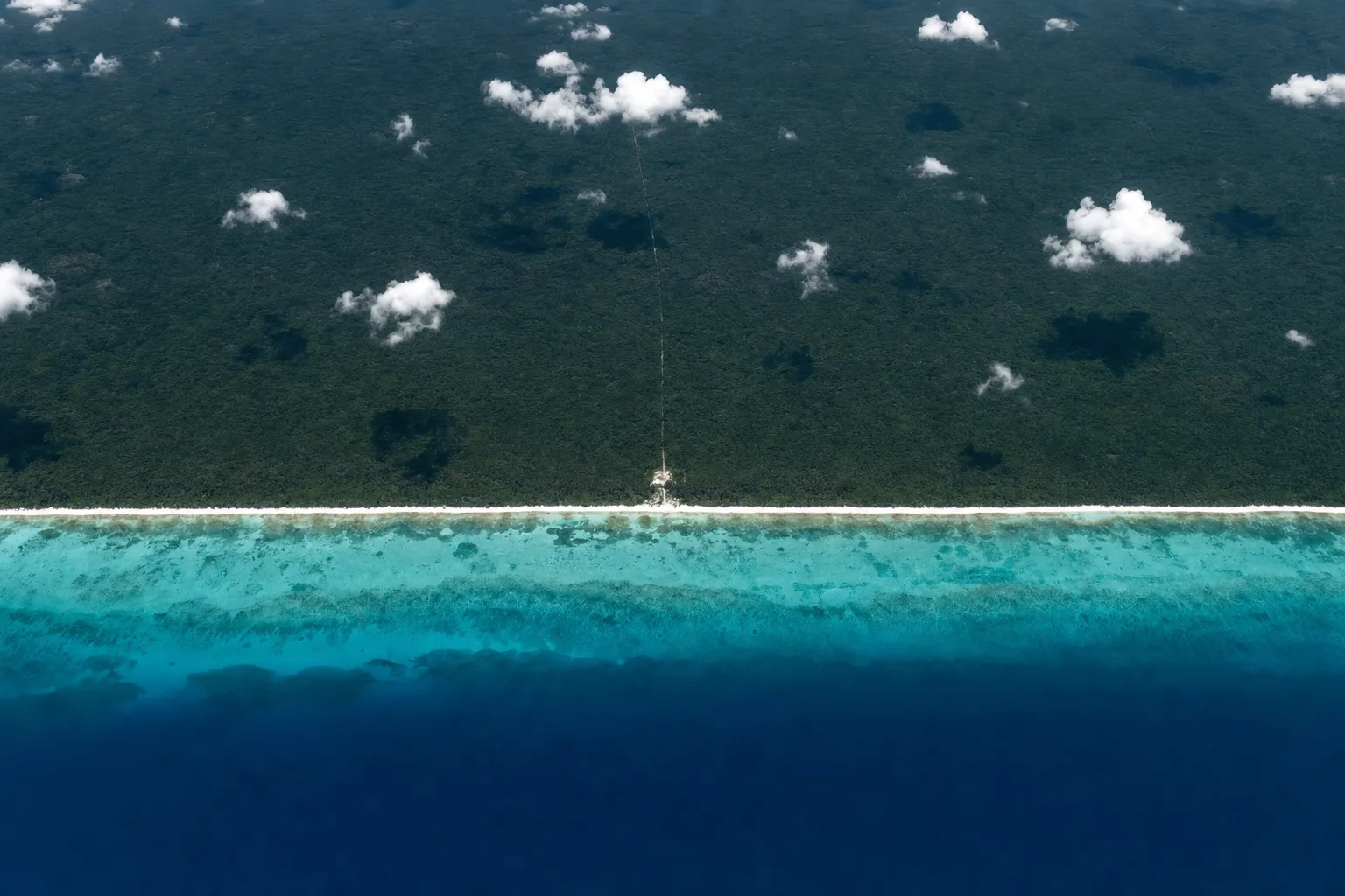 Vista aérea de la costa este de Yucatán, con la selva a un lado y el Caribe turquesa al otro